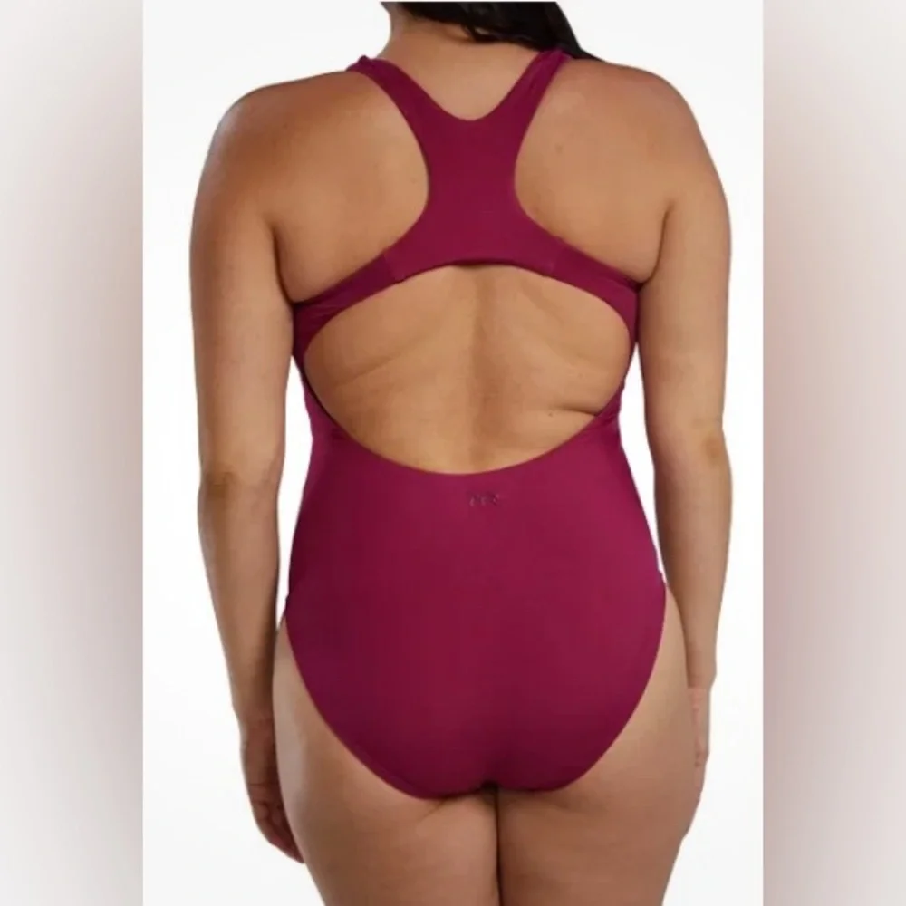 TYR Women’s High-Neck One-Piece Competition Swimsuit Size Small Sporty‎ Swim